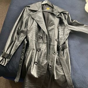 Thigh length leather trenchcoat with belt. Crocodile embossed.